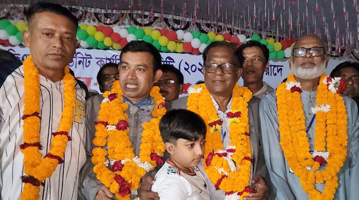 বিজয়ীদের ফুলের মালা দিয়ে বরণ